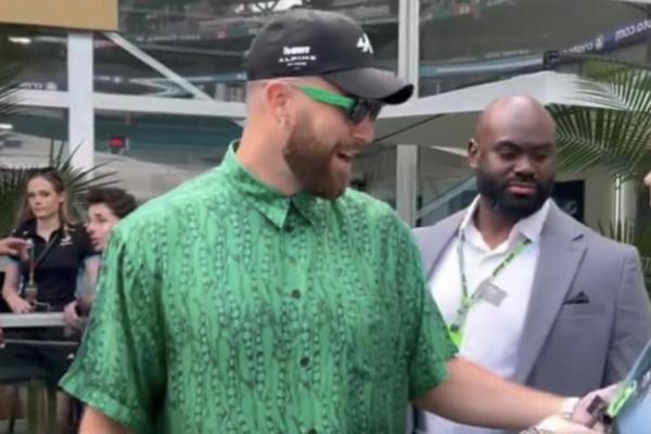 Travis Kelce Terima Gelang Persahabatan dari Penggemar Taylor Swift di Miami Grand Prix 2024. (FOTO: PAGE SIX) 