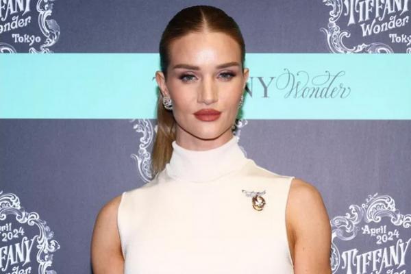 Rosie Huntington-Whiteley pada April 2024. (FOTO: GETTY IMAGE) 