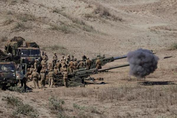 Tentara AS menembakkan Howitzer dalam latihan militer gabungan tahunan antara pasukan AS dan Filipinadi Laoag, Ilocos Norte, Filipina, 6 Mei 2024. REUTERS 