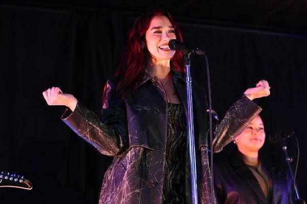 Dua Lipa Gelar Konser Pop-Up Kejutan di Times Square