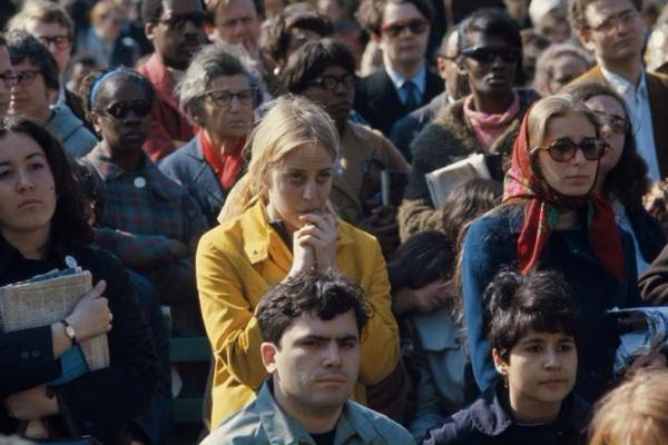 Orang-orang menghadiri demonstrasi anti-draft untuk memprotes Perang Vietnam, di Central Park, New York City, AS, pada tahun 1968. Handout via REUTERS 