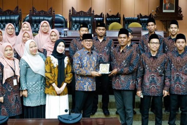 Wakil Ketua MPR Yandri Susanto menerima kunjungan delegasi Madrasah Bai Mahdi Sholeh Ma`mun Serang, di Gedung Nusantara V Komplek MPR/DPR Senayan, Jakarta, Senin (6/5/24). (Foto: Humas MPR) 