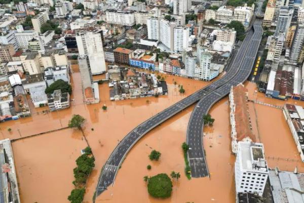 Pemandangan drone menunjukkan pusat kota yang banjir setelah orang-orang dievakuasi di Porto Alegre, di negara bagian Rio Grande do Sul, Brasil, 5 Mei 2024. REUTERS 