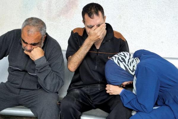 Para pelayat bereaksi di dekat jenazah warga Palestina yang tewas dalam serangan Israel, di rumah sakit Abu Yousef al-Najjar di Rafah, 5 Mei 2024. REUTERS 