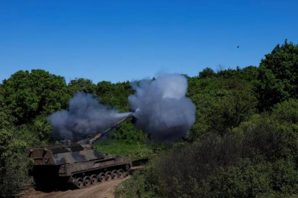 Prajurit Ukraina dari Brigade Artileri Terpisah ke-43 menembakkan howitzer self-propelled Panzerhaubitze 2000 ke arah pasukan Rusia, di wilayah Donetsk, Ukraina 4 Mei 2024. REUTERS 