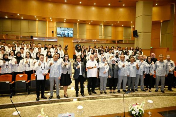 Sekretaris Jenderal DPR RI Indra Iskandar foto bersama usai membuka Orientasi CPNS Setjen DPR RI, di Ruang Abdul Muis DPR RI, Gedung Nusantara, DPR RI, Senayan, Jakarta, Senin (6/5/2024). Foto: dpr 