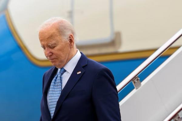 Presiden AS Joe Biden turun dari Air Force One di Pangkalan Gabungan Andrews, Maryland, AS, setelah akhir pekan di Delaware, 6 Mei 2024. REUTERS 