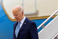 Presiden AS Joe Biden turun dari Air Force One di Pangkalan Gabungan Andrews, Maryland, AS, setelah akhir pekan di Delaware, 6 Mei 2024. REUTERS