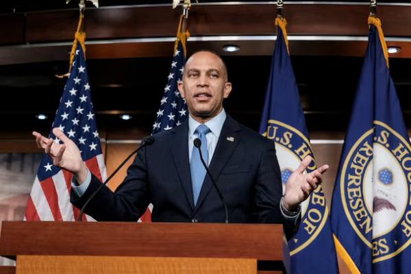 Pemimpin Partai Demokrat Dewan Perwakilan AS Hakeem Jeffries memberikan konferensi pers mingguannya di gedung US Capitol di Washington, AS, 11 April 2024. REUTERS 