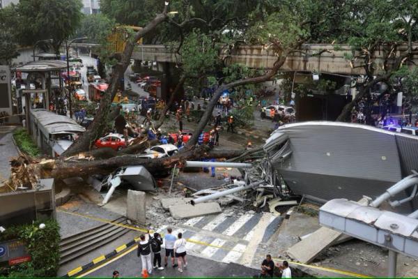 Tim penyelamat yang bekerja di lokasi pohon tumbang di Jalan Sultan Ismail, salah satu jalan tersibuk di Kuala Lumpur, Malaysia 7 Mei 2024. REUTERS 