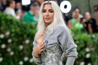Sweater Kim Kardashian Dikritik tak Serasi dengan Gaun Korset Glamor di Met Gala 2024