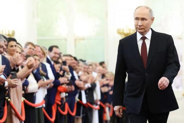 Presiden Rusia Vladimir Putin berjalan sebelum upacara pelantikannya di Kremlin di Moskow, Rusia 7 Mei 2024. Sputnik via REUTERS 