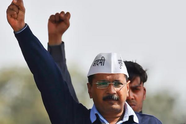 Arvind Kejriwal, ketua Partai Aam Aadmi meneriakkan slogan-slogan dalam upacara pelantikan di lapangan Ramlila di New Delhi, 14 Februari 2015. REUTERS 