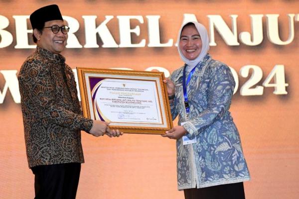 Menteri Desa Pembangunan Daerah Tertinggal dan Transmigrasi (Mendes PDTT) Abdul Halim Iskandar (kiri) saat penganugerahan Corporate Social Responsibility dan Pengembangan Desa Berkelanjutan Award 2024 di Jakarta, Selasa (7/5/2024). 