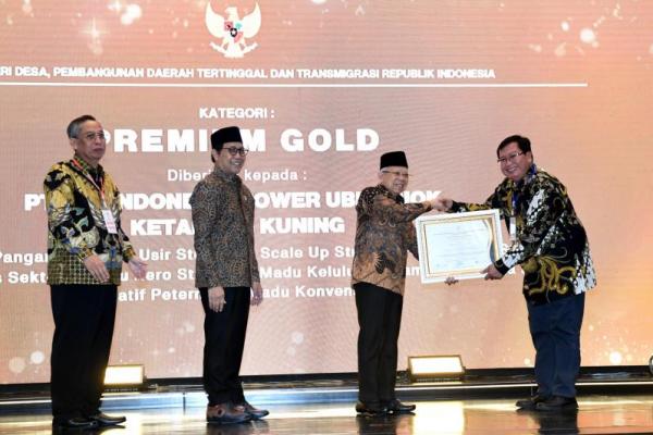 Wakil Presiden (Wapres) Ma`ruf Amin (kedua dari kanan) dalam acara CSR dan Pengembangan Desa Berkelanjutan Awards 2024 di Jakarta, Selasa (7/5/2024). (Foto: Humas Kemendes PDTT) 