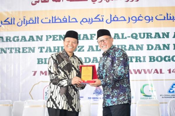 Wakil Ketua MPR Hidayat Nur Wahid atau HNW pada acara penyerahan Penghargaan Penghafal Al Quran Angkatan Ke-empat, Pondok Pesantren Tahfiz Al Quran dan Bahasa Arab Bina Madani, Harjasari, Bogor Selatan, Jawa Barat, Selasa (7/5/2024). (Foto: MPR) 