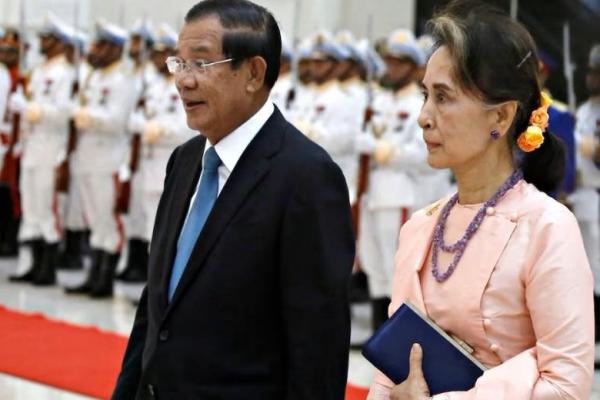 Penasihat Negara Myanmar Aung San Suu Kyi disambut oleh Perdana Menteri Kamboja Hun Sen di Istana Perdamaian di Phnom Penh, Kamboja, 30 April 2019. REUTERS 