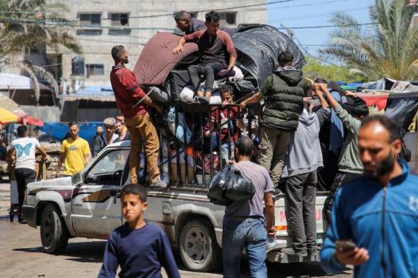 Warga Palestina bepergian dengan kendaraan saat mereka melarikan diri dari Rafah, di Jalur Gaza selatan 8 Mei 2024. REUTERS 