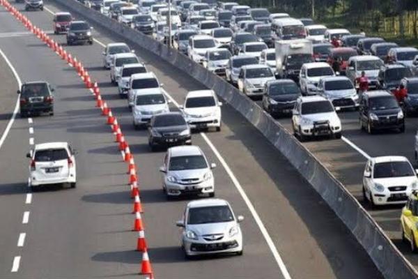 Lalu Lintas Padat, Petugas Lakukan Contraflow di Tol Jakarta-Cikampek