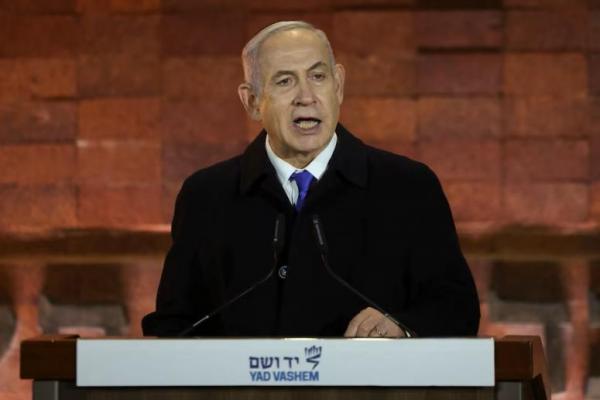 Perdana Menteri Israel Benjamin Netanyahu berbicara pada upacara pembukaan Hari Peringatan Holocaust nasional Israel di Yad Vashem, Yerusalem 5 Mei 2024. REUTERS 