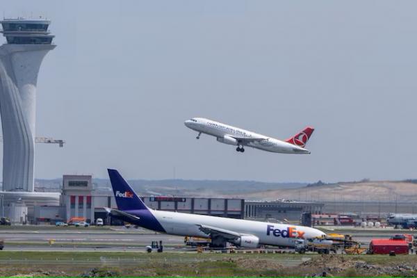 Pesawat kargo FedEx Airlines Boeing 767 BA.N, yang mendarat di Bandara Istanbul (Foto: REUTERS) 