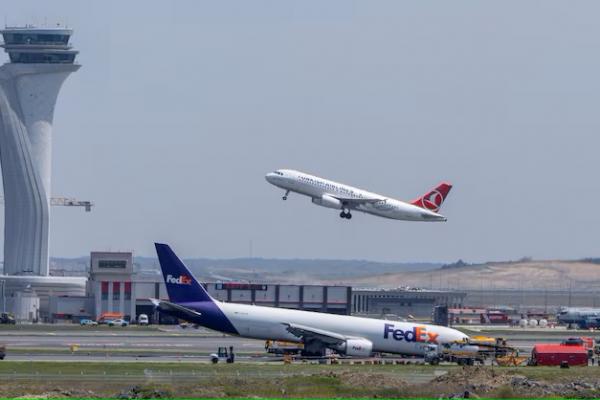 Pesawat kargo FedEx Airlines Boeing 767 BA.N, yang mendarat di Bandara Istanbul tanpa menggunakan roda pendaratan depannya di landasan pacu di Istanbul, Turki, 8 Mei. 2024. REUTERS 