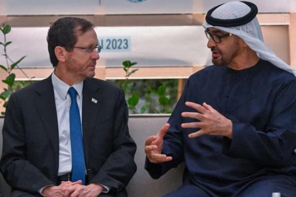 Presiden Israel Isaac Herzog bertemu dengan Presiden Uni Emirat Arab Sheikh Mohamed bin Zayed Al Nahyan di KTT Aksi Iklim Dunia di Dubai, Uni Emirat Arab, dirilis 1 Desember 2023. Handout via Reuters 