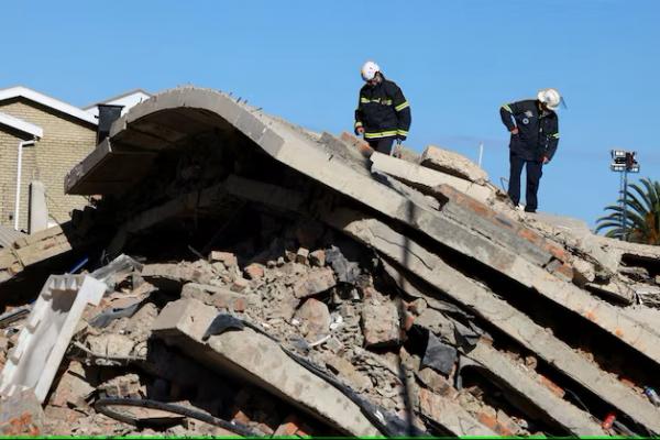 Tim penyelamat bekerja untuk menyelamatkan pekerja konstruksi yang terperangkap di bawah bangunan yang runtuh di George, Afrika Selatan 8 Mei 2024. REUTERS 