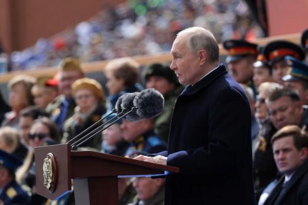 Presiden Rusia Vladimir Putin berpidato dalam parade militer 79 tahun Kemenangan atas Nazi Jerman dalam Perang Dunia Kedua, di Lapangan Merah di Moskow, Rusia, 9 Mei 2024. Sputnik via REUTERS 