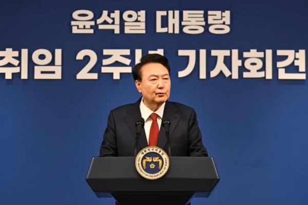 Presiden Korea Selatan Yoon Suk-yeol menghadiri konferensi pers menandai dua tahun masa jabatannya, di Kantor Kepresidenan di Seoul, Korea Selatan, 9 Mei 2024. Foto via REUTERS 