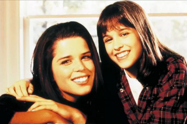 Neve Campbell dan Lacey Chabert di Party of Five. (FOTO: COLUMBIA PICTURES) 
