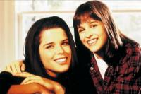 30 Tahun Berlalu, Neve Campbell Masih Dekat dengan Seluruh Pemain Party of Five