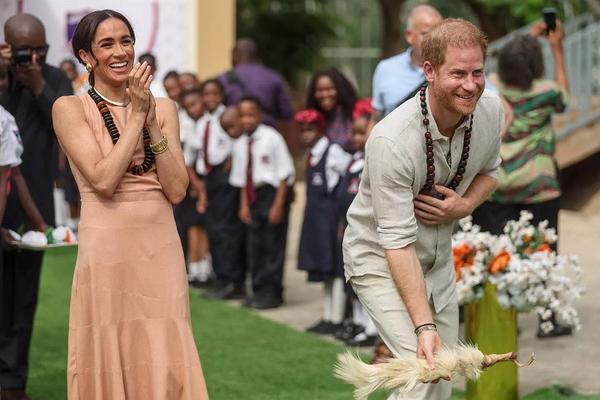 Meghan Markle dan Pangeran Harry di Lightway Academy di Abuja, Nigeria, pada Jumat, 10 Mei 2024. (FOTO: KOLA SULAIMON/AFP MELALUI GETTY) 