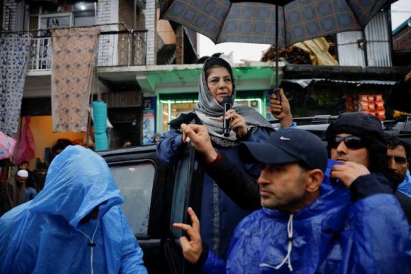 Mehbooba Mufti, mantan ketua menteri Jammu dan Kashmir dan Presiden Partai Rakyat Demokratik saat kampanye pemilu, di distrik Anantnag, Kashmir selatan, 29 April 2024. REUTERS 