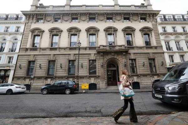 Seseorang berjalan melewati pintu masuk Garrick Club, klub anggota swasta di London, Inggris, 4 April 2024 REUTERS 