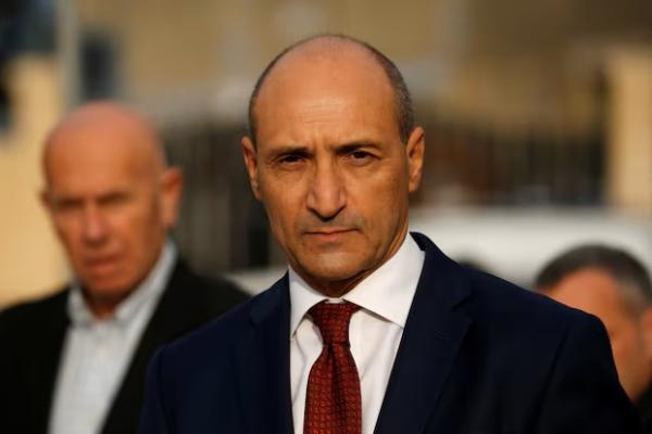 Menteri Kesehatan Malta Chris Fearne saat berbicara kepada media setelah kebakaran pusat penerimaan migran di Marsa, Malta 8 Januari 2020. REUTERS 