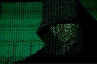 Proyeksi kode siber pada pria berkerudung digambarkan dalam gambar ilustrasi yang diambil pada 13 Mei 2017. REUTERS