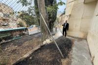 Direktur urusan UNRWA di Tepi Barat Adam Bouloukos memberi isyarat saat dia menunjukkan dampak kebakaran di dekat markas UNRWA, di Yerusalem, 10 Mei 2024. REUTERS