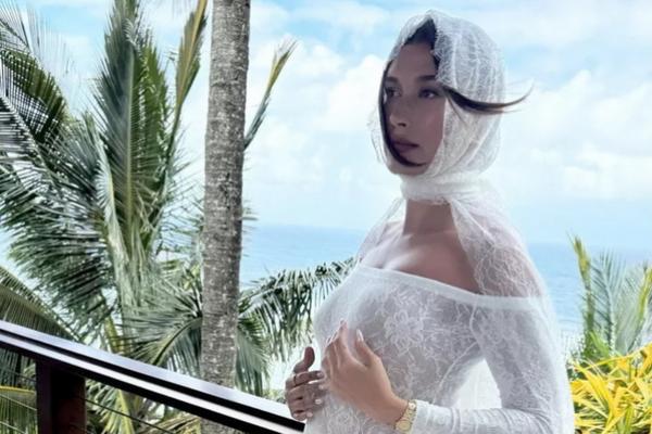 Usai Umumkan Kehamilannya, Hailey Bieber Pamerkan Baby Bump