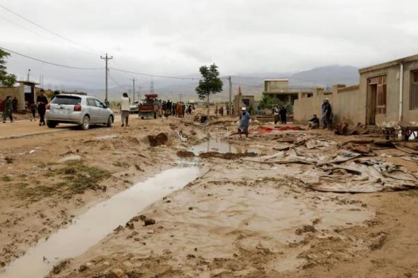 Orang-orang membersihkan kerusakan akibat banjir setelah hujan lebat, di Distrik Sheikh Jalal, provinsi Baghlan, Afghanistan 11 Mei 2024. REUTERS 