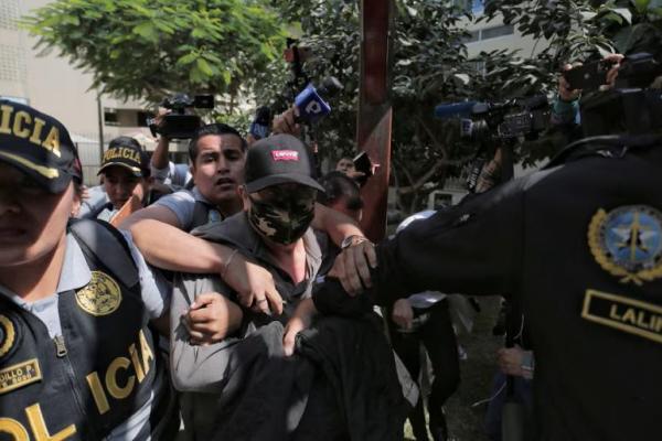 Petugas polisi mengawal Nicanor Boluarte, saudara laki-laki Presiden Peru Dina Boluarte, di Lima, Peru 10 Mei 2024. REUTERS 