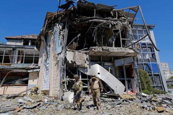 Penyidik ​​militer Rusia bekerja di sebuah gedung restoran yang terkena penembakan baru-baru ini, di Donetsk, Ukraina yang dikuasai Rusia, 11 Mei 2024 .REUTERS 