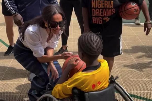 Meghan Markle bertemu dengan pemain di Giants of Africa di Lagos. (FOTO:SIMON PERRY/INSTAGRAM) 