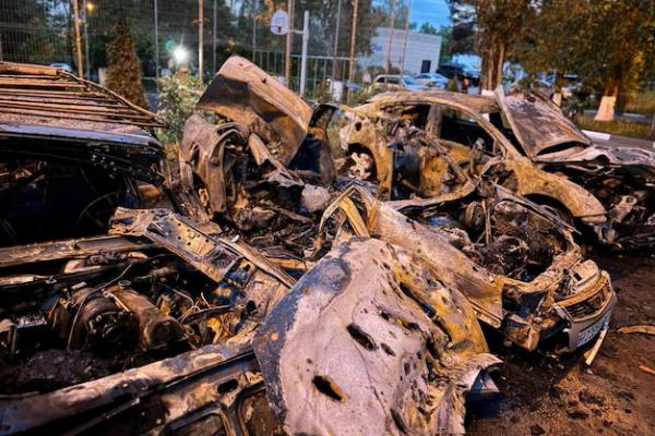 Kendaraan-kendaraan yang rusak di lokasi serangan militer baru-baru ini, di lokasi yang disebutkan sebagai Belgorod, Rusia. Gambar dirilis pada 11 Mei 2024 via REUTERS. 