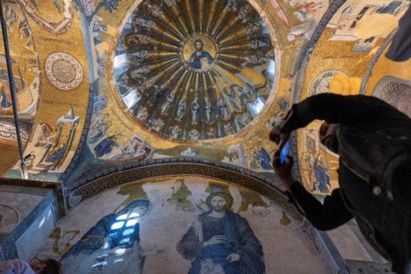 Seorang pengunjung berfoto di Museum Chora atau Masjid Kariye, salah satu gereja Bizantium paling terkenal di kota ini yang diubah menjadi masjid, di Istanbul, Turki, 6 Mei 2024. REUTERS 