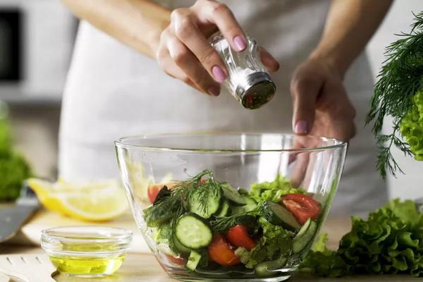 Menambahkan Garam ke Makanan Dapat Meningkatkan 40 Persen Risiko Kanker Perut