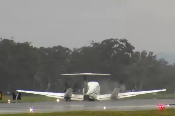 Pesawat dengan roda pendaratan yang rusak melakukan pendaratan sempurna di Bandara Newcastle. (FOTO: YOUTUBE) 