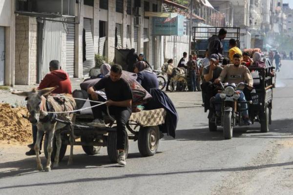 Warga Palestina yang mengungsi, melarikan diri dari Jabalia setelah militer Israel meminta warga untuk mengungsi, berjalan menuju Kota Gaza, 12 Mei 2024. REUTERS 