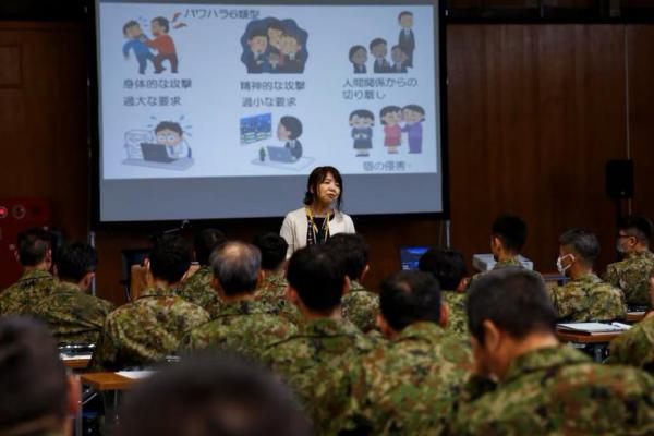 Tentara Pasukan Bela Diri Darat Jepang berpartisipasi dalam seminar untuk mencegah pelecehan di Kamp JGSDF Asaka, di Tokyo, Jepang 16 April 2024. REUTERS 