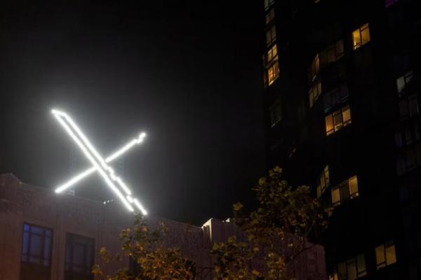 Logo terlihat di bagian atas kantor pusat platform perpesanan X, yang sebelumnya dikenal sebagai Twitter, di pusat kota San Francisco, California, AS, 30 Juli 2023. REUTERS 